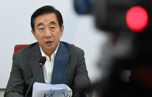 자유한국당 김성태 당대표권한대행이 18일 서울 여의도 국회 본관 원내대표실에서 핵심비대위 구성 등 향후 당의 방향과 관련해 기자회견을 갖고 있다. 허정호 선임기자