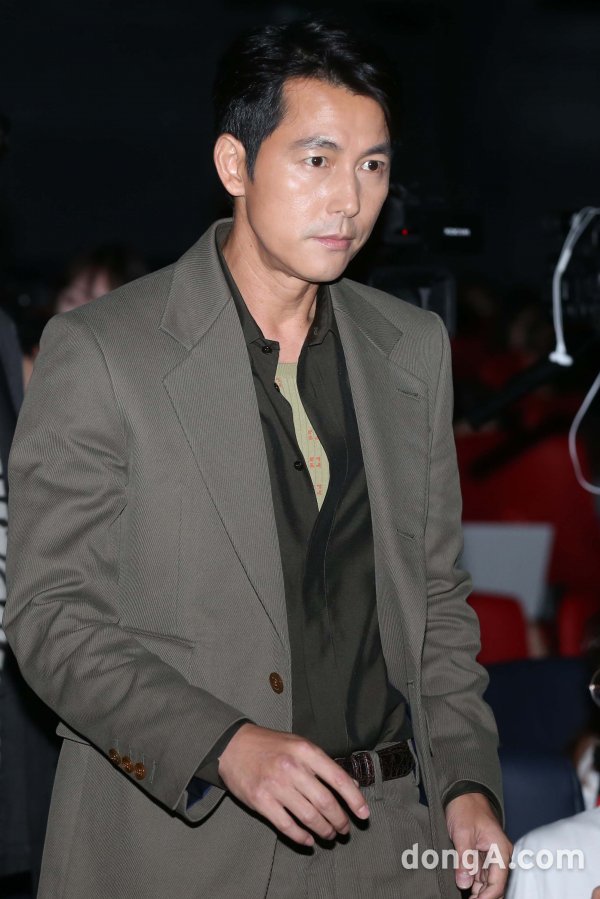 The movie Illang: The Wolf Brigade Jung Woo-sung spoke about the reunion with director Kim Jee-woon.On the morning of the 18th, the movie Illang: The Wolf Brigade production briefing session was held at CGV in Apgujeong, Gangnam-gu, Seoul.On this day, production briefing session was attended by Actor Gang Dong-Won, Han Hyo-joo, Jung Woo-sung, Kim Moo-yeol, Choi Min-ho and director Kim Jee-woon.On this day, Jung Woo-sung said, I have been in contact for a long time and talked about it without time.I expected a decade of work, and I was interested in the work Illang: The Wolf Brigade. The situation of the era when the Unification Preparatory Committee was created was also attractive.I also talked about it being fun to work with Gang Dong-Won.I worked with the watchers with Han Hyo-joo, and it was an opportunity to work again in five years.He said, I was able to participate happily for these various reasons.Meanwhile, Illang: The Wolf Brigade is a film about the performance of human weapon Ilang: The Wolf Brigade, called the wolf in a breathtaking confrontation between police organization specialists and the Ministry of Public Security, which emerged as an anti-unification terrorist group after the two Koreas declared a five-year plan for unification.It will be released on July 25th.