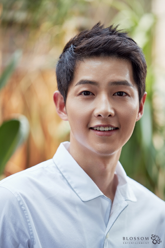 Actor Song Joong-ki reunites with director Cho Sung-hee of A Werewolf Boy and SF project.According to the film industry on the 18th, Song Joong-ki recently met with director Cho Sung-hee and verbally agreed to appear in his new film Lightning Lake.Lightning Lake is a new work being prepared by Cho Sung-hee after Monk Hong Gil-dong: The Village Missing.It is a movie that director Cho Sung-hee delayed as he prepared for the next work after A Werewolf Boy as a space project and put Monk Hong Gil-dong first.As a science fiction film that plays an active role in the background of the universe, multinational actors including Korea will appear.Song Joong-ki met with director Cho Sung-hee and heard the explanation of his next work and then said that he appeared happily.Song Joong-ki and Cho Sung-hee made a relationship with A Werewolf Boy, which mobilized 6.65 million people in 2012.It is also a work that proved the movies popularity before joining the military.Song Joong-ki shot the film The Warship Islands after rising to stardom as a daughter of the Sun after being discharged from the military.Song Joong-ki, who has not resumed his work after marriage with Song Hye-kyo, is expected to continue his busy activities with Drama and movies soon.Following the discussion of Drama, Lightning Lake is aiming to shoot in the first half of next year.Director Cho Sung-hee and the production company will prepare the free production thoroughly as the Lightning Lake project has a large budget.Attention is focused on what synergy the meeting between director Cho Sung-hee and Korean star Song Joong-ki, who caused a new wind in Korean movies in A Werewolf Boy and Monk Hong Gil-dong.
