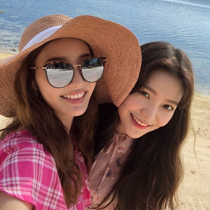 Actor Han Chae-young released a photo of the group Red Velvet Yeri.Han Chae-young posted a picture of Yeri and his instagram on the 18th and wrote # Secret Sister # Short and Poor.In the photo, Han Chae-young and Yeri are wearing pink-ton costumes and taking selfies against the background of the sea, and both of them are smiling so that they can feel the pleasure of traveling.The two are appearing on JTBC4s Secret Sister.Secret Sister is a reality program that shows two female entertainers as Secret sisters and Secret sisters, sharing their own stories and getting close.Han Chae-young and Yeri recently left for overseas shooting cars, and they showed off their affection by posting photos on the 16th, saying, Chari Couple (Han Chae-young + Yeri).Meanwhile, Secret Sister broadcasts every Friday at 8:30 pm.Photo: Han Chae-young Instagram