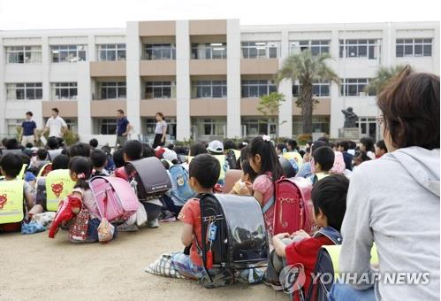 日 긴키 지역 규모 5.9 지진…운동장에 피난한 초등학생들 (교토 교도=연합뉴스) 18일 오전 일본 오사카부(大阪府)에서 규모 5.9의 지진이 발생하자 오사카부 이케다(池田)시의 한 초등학교에서 학생들이 운동장에 모여 대피하고 있다. 2018.6.18      bkkim@yna.co.kr