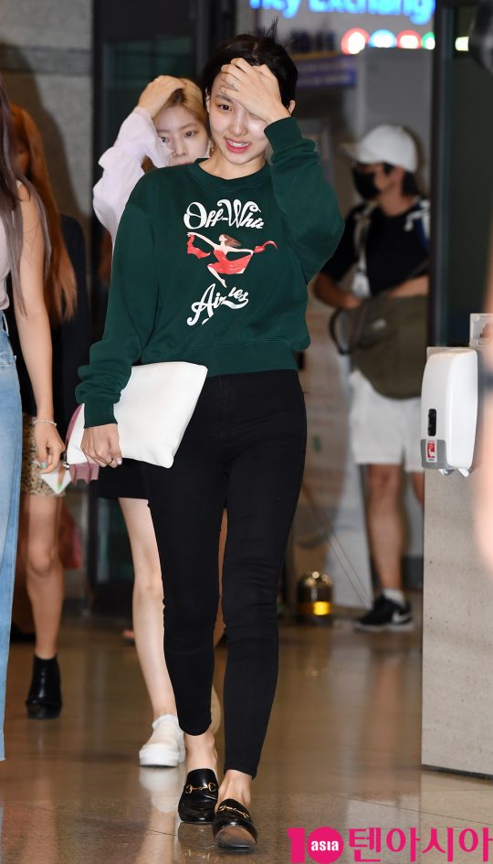 <p>Nyon arrives at Incheon International Airport after a performance in Singapore, TWICE 2ND TOUR TWICELAND ZONE 2 morning on November 19, after a girl group Lucky Twice (Naon, Square, Momo, Sana, Jiyo, Mina, Seguin, Chae Young, TZUYU) , Showing airport fashion.</p>