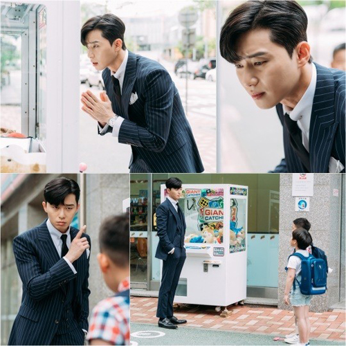 <p>Why is Gimbiso so? Park Seo-joon and elementary school UFO catcher battle are caught and eye catching.</p><p>tvN Mizuki drama Why is it so?, Lee Yeongjun (Park Seo-joon minor) who was solidly united with self-euphoria who prepared everything until it was abundant in financial strength, wit, Secretary system legend who assisted Miyaro Miyano (Park Min Young) retired Mildan Romance. Particularly from the first week of the standard broadcast of the CPI index the first program of high interest, the second entry of the influential program not to mention new entry, as well as all the channels including the 4th consecutive terrestrial wave together 2049 audience rate 1st (Nielsen Korea, paid platform household ratings ratio criteria) to prove that it is a topical drama.</p><p>Park Seo-joon in the released steel is gathering in the fingers squalre with keen hands in front of the UFO catchers machine. Lee Yeongjun then moves the joystick quickly more quickly than anyone, showing out the excavation Songjang. The back of Lee Yeongjun who is crazy about UFO catcher and can not escape, will definitely look like a child.</p><p>Then Lee Yeongjun and a surprising competitor battle are anticipated and evoke curiosity. Elementary school students are approaching behind Lee Yeongjun who was fixing only the nip in the gaze. Lee Yeongjun, who discovered elementary school students one step behind, should build a relaxed smile towards them, but do not hold on to their belly while placing the index finger and the index finger in their mouths while suppressing the poor.</p><p>In this way, as Lee Yeongjuns new hobby gathers eyes, the production team of Gimbiso said, It is expected that the explosion of the new elementary school student of Park Seo-joon will explode this week. We will ask a lot of concern and expectation for diverging Park Seo-joon .</p><p>Meanwhile, Why is Gimbiso doing?, Based on a popular web novel of the same name that recorded 50 million views, breaking through the Woepton or cumulative hit 200 million views based on that novel and subscriber 5 million, a big I enjoy the popularity. It is broadcast every week at 9:30 PM.</p><p>Photo ㅣ provided by tvN</p>