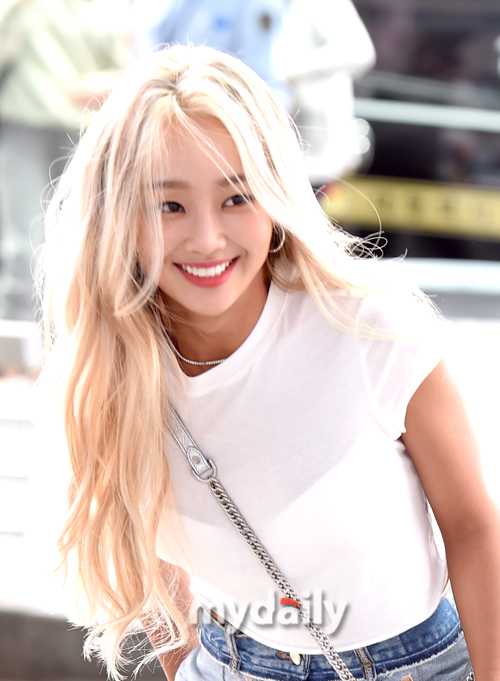 Hyolyn is leaving for United States of America LA through the International Airport on the afternoon of the 19th.