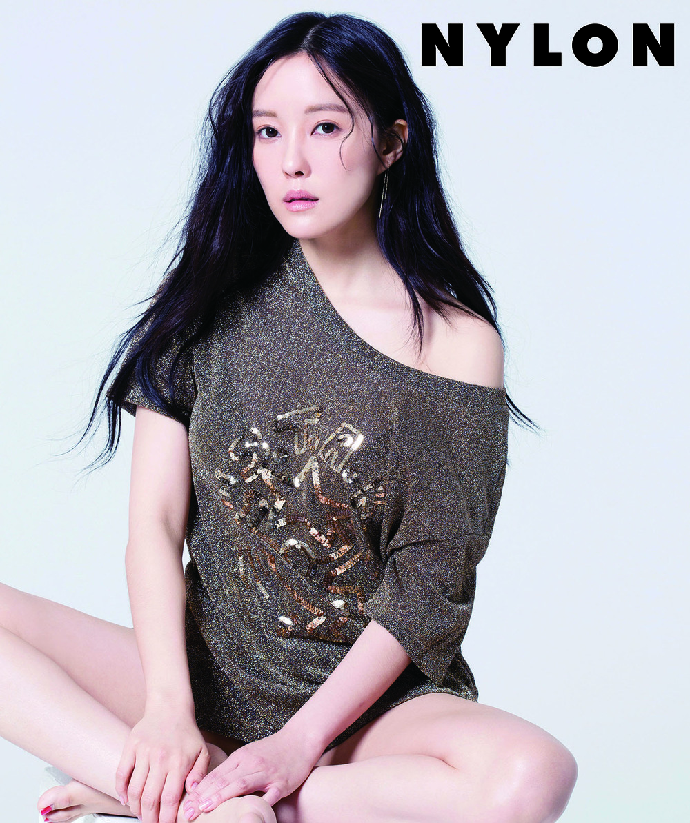 Singer Hyomin released a July issue picture with magazine Nylon Korea.Singer Hyomin, who owns a perfect flawless body, boldly expressed a pure and sexy image through a recent photo shoot.Especially in this picture, I am collecting topics with clear graphics with artwork of glitzy material of artist Keith Harings iconic illustration.In addition, the styling of the off-shoulder one piece of colorful flower pattern and the lobe style of chiffon material express the image of sexy yet feminine Hyomin luxuriously.bak-beauty
