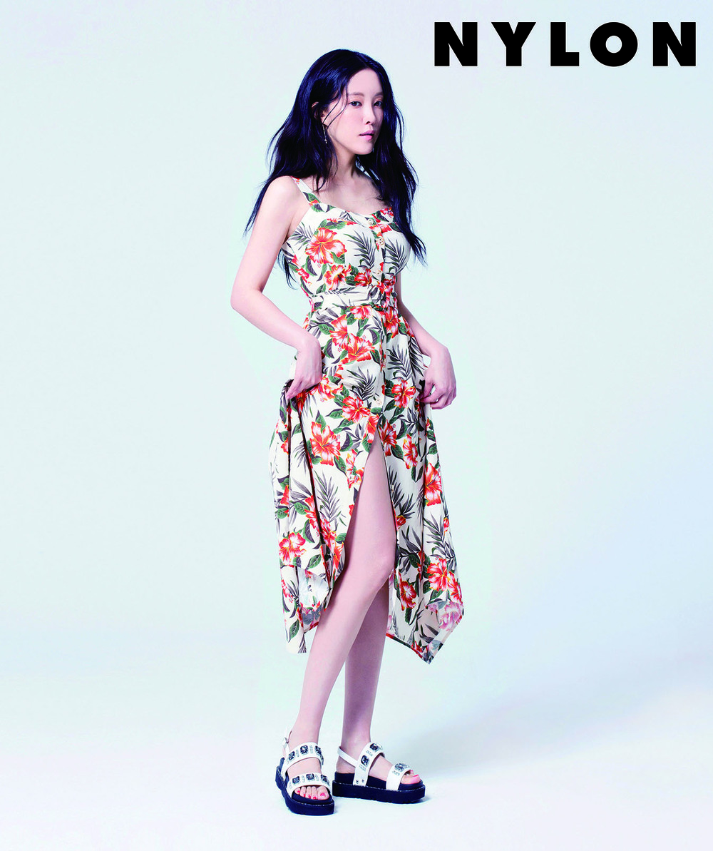 Singer Hyomin released a July issue picture with magazine Nylon Korea.Singer Hyomin, who owns a perfect flawless body, boldly expressed a pure and sexy image through a recent photo shoot.Especially in this picture, I am collecting topics with clear graphics with artwork of glitzy material of artist Keith Harings iconic illustration.In addition, the styling of the off-shoulder one piece of colorful flower pattern and the lobe style of chiffon material express the image of sexy yet feminine Hyomin luxuriously.bak-beauty
