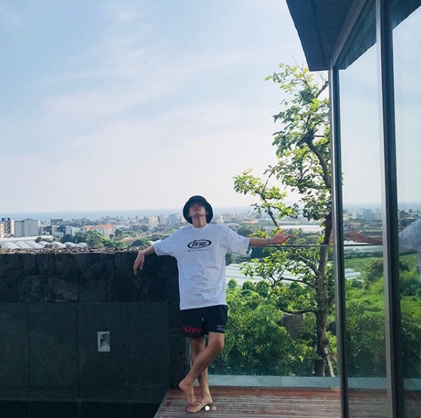 Group EXO member Baekhyun has released a photo of Jeju Island travel.Baekhyun posted a photo on his Instagram account on June 19 with the caption: Best Healing. Happy: Jeju Island.Inside the picture was a picture of Baekhyun relaxing in the Jeju Island pool villa.Baekhyun is comfortable in a white oversize T-shirt and bucket hat, blending the relaxed pose of Baekhyun with the refreshing weather of Jeju Island.delay stock
