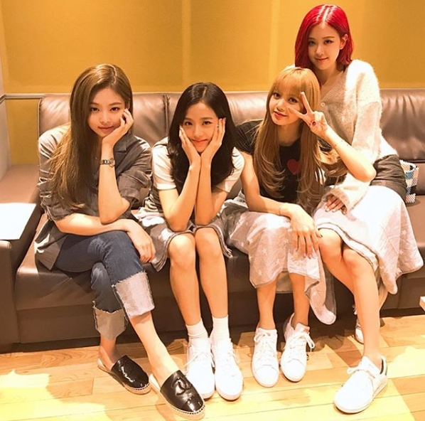 Shining Human Jewels Without a ReflectorA photo of the shows appearance as Its Ji Suk-jin, a date of two oclock by group BLACKPINK (Jennie Kim, Rose, Lisa, JiSoo) has been released.MBC FM4U Dooshis Dating Ji Suk-jin The official Instagram posted a photo on June 19 with the article BLACKPINK is waiting for you, meet me on the radio.The photos show BLACKPINK members sitting in a row on the sofa. The beauty of the more mature members catches the eye.Especially, the hair color of JiSoo dyed in red is noticeable.Fans who responded to the photos responded such as I love Lisa, Fighting BLACKPINK and Jenny Kim fashion is right today.delay stock