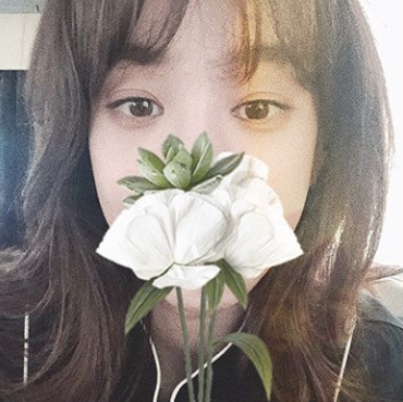 Actor Jung Ryeo-won shows off his watery Beautiful looksJung Ryeo-won posted three selfie photos on his Instagram account on June 19.Inside the picture is a picture of Jung Ryeo-won, who uses a mobile phone application to take pictures with flowers.Jung Ryeo-wons big eyes and blemish-free skin make her innocent beautiful looks even more adorable.The fans who responded to the photos responded such as Pretty, Who is the flower? And I should watch all day.delay stock