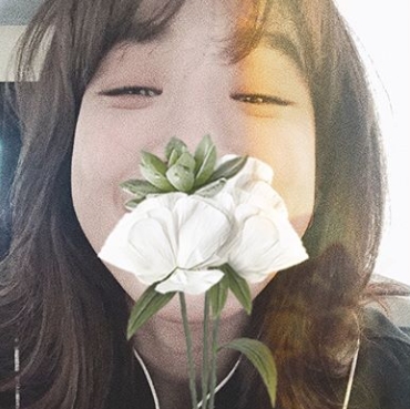 Actor Jung Ryeo-won shows off his watery Beautiful looksJung Ryeo-won posted three selfie photos on his Instagram account on June 19.Inside the picture is a picture of Jung Ryeo-won, who uses a mobile phone application to take pictures with flowers.Jung Ryeo-wons big eyes and blemish-free skin make her innocent beautiful looks even more adorable.The fans who responded to the photos responded such as Pretty, Who is the flower? And I should watch all day.delay stock