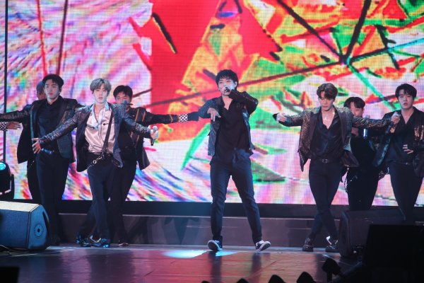 Group GOT7 held a World Tour Taipei performance and enthused more than 7,000 local audiences.GOT7, which is conducting a World Tour around 17 cities around the world in 2018, successfully concluded its solo concert GOT7 2018 WORLD TOUR <EYES ON YOU> IN TAIPEI at the Taipei New Taipei City Exhibition Hall on the 16th.Taipei was the seventh venue of the World Tour, confirming the upswing of the GOT7, which successfully held European performances such as Moscow, Berlin and Paris through Seoul, Bangkok and Macau.GOT7 has filled the venue with shouts by offering the performances of You Are and Look full of youth, including the masculine hits Niga Do, Hard Carry, and Never Ever.The Taipei concert was a more enthusiastic atmosphere with all-stand-up performances with 7,000 audiences watching as standings.In the second half of the performance, Jin-young - BamBam, JB - Mark - Gifted, Jackson - Yu-gums unit stage presented the personality and charm of each member to overseas fans.GOT7 will be on the global stage from May to August this year with World Tour stage in 17 cities including Seoul, Bangkok, Macau, Moscow, Berlin, Paris, Taipei, Jakarta, Toronto, LA, Houston, New York, Mexico City, Buenos Aires, Santiago, Singapore and Hong Kong.GOT7, which is cruising the tour area from Asia to Europe, North America and South America and expanding the size of the venue, will hold a solo performance in Jakarta, Indonesia on the 30th.GOT7, which will release its new single THE New Era in Japan on the 20th of this month, is also in parallel with the GOT7 Japan Connecting Hall Tour 2018 THE New Era, a nationwide hall tour that will run six Japan cities from last month.On May 15, Fukuoka Sunpales will be performed at Osaka Orix on the 17th and 18th, Hiroshima HBG Hall on the 26th, and Nagoya Century Hall on the 28th, followed by Tokyo Nakano Sun Plaza on June 18th and 20th, and Sendai Sun Plaza on the 23rd.(Photo courtesy: JYP Entertainment