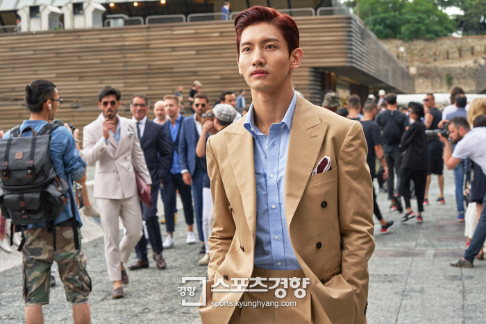 Changmin, a member of the group TVXQ, took part in the spring and summer 2019 collection of luxury brands held in Italy Milan.Changmin attended Pradas spring and summer 2019 collection show at Italy Milan on the 17th (local time) to showcase her fashion sense, superior looks and stylish looks.He was the first Korean celebrity to attend the show during Milan Fashion Week, which featured on the scene with spring and summer 2018 collection print shirts and slim pants.Changmin also appeared in the worlds largest mens wear fair, Piti Warmot, held in Florence before Milan Fashion Week, showing a sensual style.TVXQ has successfully completed the performance at the Nissan Stadium in Japan Yokohama until the 10th, and has set a record of the largest number of audiences in Japans overseas singer single tour with a total of 1 million viewers through Japan tour.
