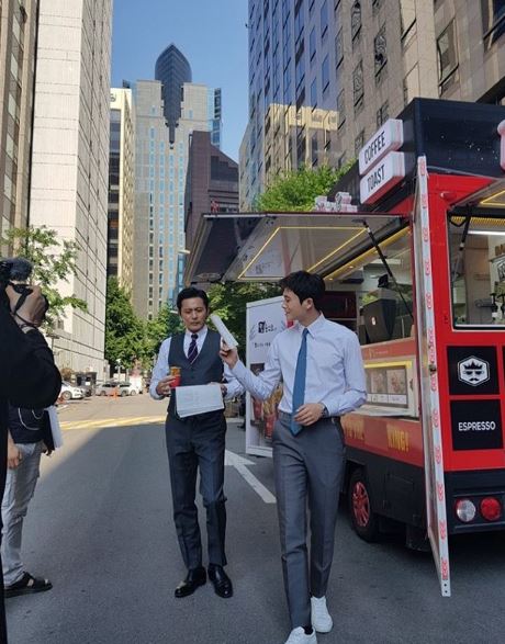 Actor Park Hyung-sik gave his Suits End impression.Park Hyung-sik told his SNS on the 19th, The Suits team was perfect.I was happy and honored to be able to be together in it. The photo shows Park Hyung-sik and Jang Dong-gun holding a script on the set.The two people in the photo are dressed up neatly and show off their superior visuals, capturing their attention.Park Hyung-sik then said, Life does not set you a destination.Therefore, it is not a coincidence but a choice to decide your fate. Park Hyung-sik played the role of Ko Yeon-woo in the end KBS2 drama Suits (playplayplayplay by Kim Jung-min and director Kim Jin-woo) on the 14th.