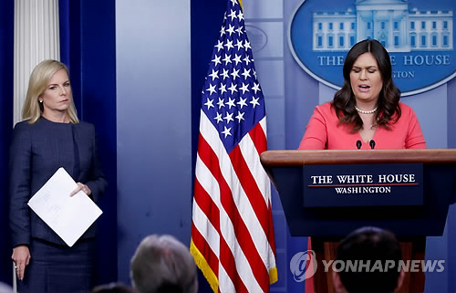 백악관 "北 선의로 행동하는 한 8월 한미연합훈련 중단" (워싱턴DC 로이터=연합뉴스) 미국 백악관 세라 샌더스 대변인은 18일(현지시간) 북한이 선의를 갖고 행동하는 한 8월로 예정된 한미연합군사훈련이 중단될 것이라고 밝혔다.      8월로 예정됐던 을지프리덤가디언(UFG) 연습을 가리킨 것으로 보인다. 사진은 이날 샌더스 대변인의 정례 언론 브리핑 모습.    bulls@yna.co.kr