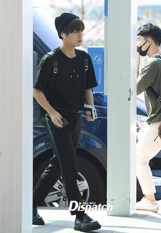 The group Warner One departed for San Jose through Incheon International Airport on the afternoon of the 20th.Park Jihoon completed the airport fashion with the All Black.On the other hand, the World Tour Wanna One World Tour will be held in 13 cities including San Jose, Dallas, Chicago, Atlanta, Singapore, Jakarta, Kuala Lumpur, Hong Kong, Bangkok, Melbourne, Taipei and Manila starting from the Goche Sky Dome in Seoul on the 1st to the 3rd.All black from head to toe.Hoonhunmi explosion.Sic flower boy.Sculpture-like handsomeness.
