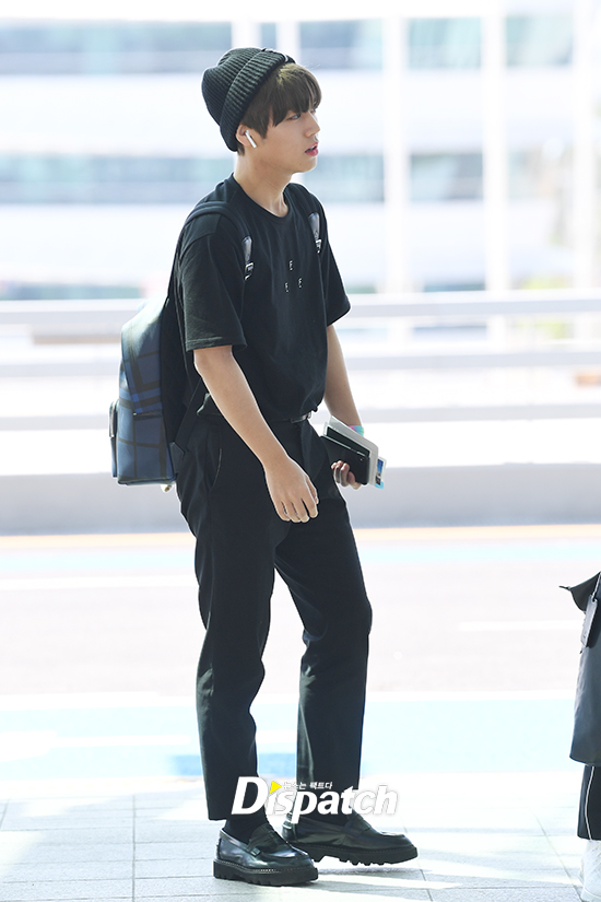 The group Warner One departed for San Jose through Incheon International Airport on the afternoon of the 20th.Park Jihoon completed the airport fashion with the All Black.On the other hand, the World Tour Wanna One World Tour will be held in 13 cities including San Jose, Dallas, Chicago, Atlanta, Singapore, Jakarta, Kuala Lumpur, Hong Kong, Bangkok, Melbourne, Taipei and Manila starting from the Goche Sky Dome in Seoul on the 1st to the 3rd.All black from head to toe.Hoonhunmi explosion.Sic flower boy.Sculpture-like handsomeness.