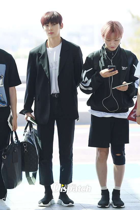 The group Wanna One left for San Jose through the Incheon International Airport on the afternoon of the 20th World Tour performance in the United States.Lai Kuan-lin and Hwang Min-hyun caught the eye with dramatic and dramatic fashion.Meanwhile, the World Tour Wanna One World Tour will be held in 13 cities including San Jose, Dallas, Chicago, Atlanta, Singapore, Jakarta, Kuala Lumpur, Hong Kong, Bangkok, Melbourne, Taipei and Manila starting from the Goche Sky Dome in Seoul on the 1st to the 3rd.Tumuch Fashion (Lai Kuan-lin)Fashion, my way.Black Dandy Boy (Hwang Min-hyun)Emperors Visual.