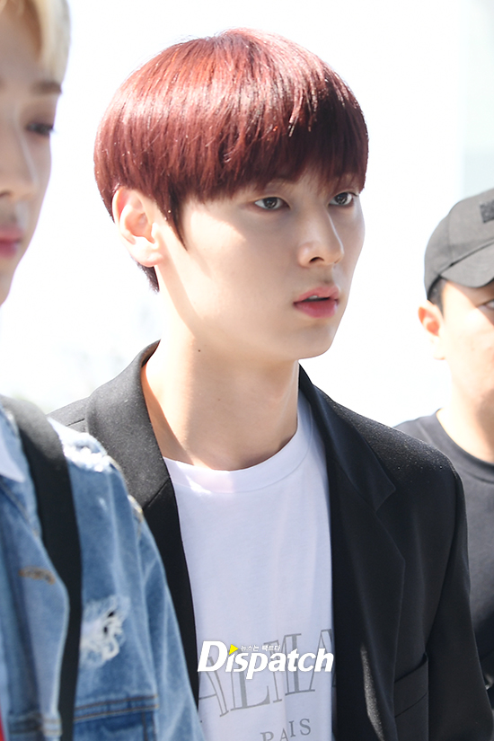 The group Wanna One left for San Jose through the Incheon International Airport on the afternoon of the 20th World Tour performance in the United States.Lai Kuan-lin and Hwang Min-hyun caught the eye with dramatic and dramatic fashion.Meanwhile, the World Tour Wanna One World Tour will be held in 13 cities including San Jose, Dallas, Chicago, Atlanta, Singapore, Jakarta, Kuala Lumpur, Hong Kong, Bangkok, Melbourne, Taipei and Manila starting from the Goche Sky Dome in Seoul on the 1st to the 3rd.Tumuch Fashion (Lai Kuan-lin)Fashion, my way.Black Dandy Boy (Hwang Min-hyun)Emperors Visual.