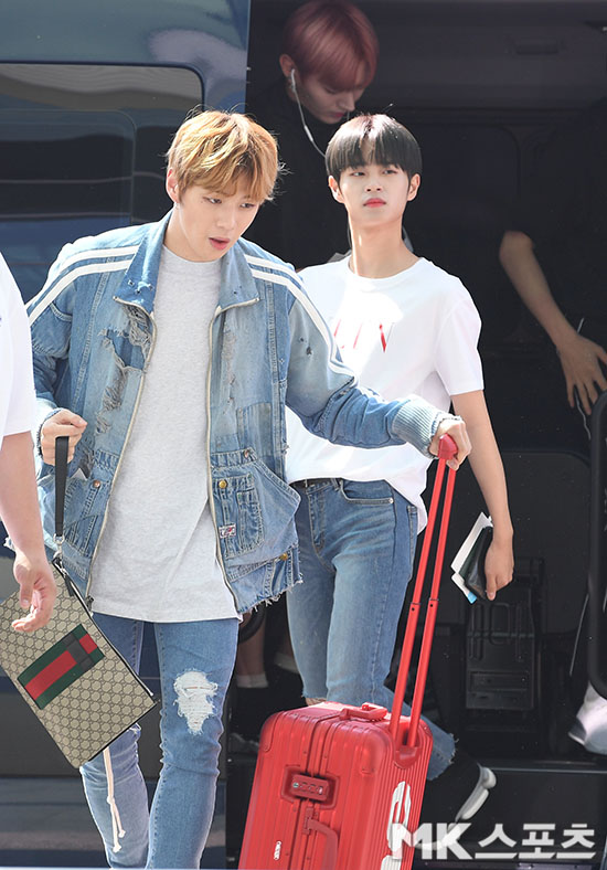Group Wanna One (Kang Daniel, Park Ji-hoon, Lee Dae-hwi, Kim Jae-hwan, Ong Sung-woo, Park Woo-jin, Lai Kuan-lin, Yoon Ji-sung, Hwang Min-hyun, Bae Jin Young and Ha Sung-woon) departed for United States of America through Incheon International Airport Terminal 2 for the world tour and KCON stage on the afternoon of the 20th ...Kang Daniel heading to the departure hall with a bright expression.
