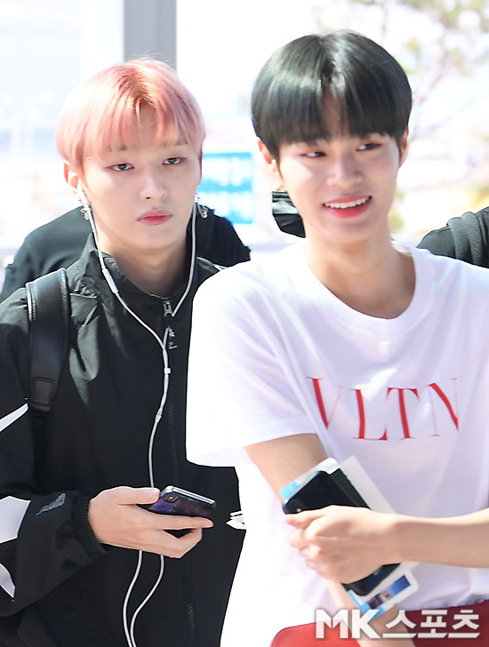 Group Wanna One (Kang Daniel, Park Ji-hoon, Lee Dae-hwi, Kim Jae-hwan, Ong Sung-woo, Park Woo-jin, Lai Kuan-lin, Yoon Ji-sung, Hwang Min-hyun, Bae Jin Young, and Ha Sung-woon) left for the United States via Incheon International Airport Terminal 2 for the world tour and KCON stage on the afternoon of the 20th.Yoon Ji-sung and Lee Dae-hwi heading to the departure hall with a bright expression.
