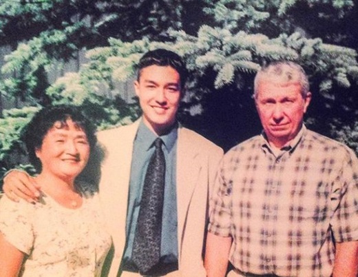 When I was with my best parentsActor Daniel Heaney summoned a long-ago photo of him with his parents.Daniel Henney posted a photo on his SNS on Tuesday with the phrase Thank you for my best parents. In the photo, Daniel Henney posted a photo on his Twitters.It appears to have been taken during his time.Daniel Henney, who has appeared in the American drama Criminal Mind, recently appeared on MBC I live alone and collected topics.The netizen is a response such as lovely family and cool.