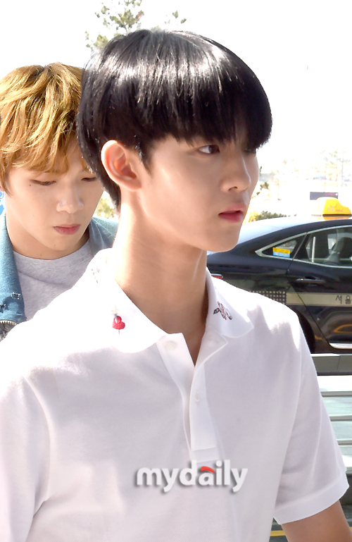 Wanna One Bae Jin Young is leaving for the United States via the Incheon International Airport on the afternoon of the 20th to attend the World Tour and KCON.Wanna One will participate in the World Tour Wanna One World Tour ONE: THE WORLD US performance on the 21st and KCON 2018 NY at the New York Prudential Center between the 23rd and 24th.
