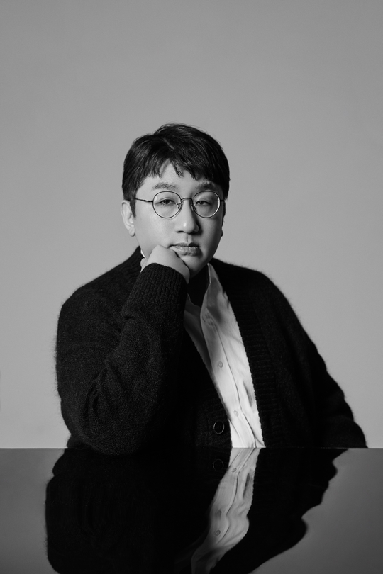 Bang Si-Hyuk, CEO of Big Hit Entertainment, was selected as The International Music Leaders of 2018 by United States of America Variety.Variety, the United States of America pop culture magazine, announced 23 game changers to reshape the World Music market at the Worlds largest Music Fair Midem (MIDEM) in Cannes, France, from June 5-8.This international music leader is meaningful in that he has noticed new leaders leading the music industry in accordance with Musics Worldization.Variety said, We have selected 23 people based on companies with future prospects, including leaders with originality, insight and enthusiasm within the music industry.Bang Si-Hyuk founded Big Hit Entertainment 13 years ago, and this year will be a monumental year for BTS to become a K-POP group that stretches out to the former World, Variety said.Variety said, After LOVE YOURSELF Her album sold 1.6 million copies in all worlds, it is competing for the first place in post Malone and United States of America with its new album LOVE YOURSELF Tear. This fall, BTS World The tour will hit United States of America, and all four performances of the L.A. Staples Center have already been sold out. pear hyo-ju