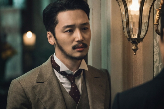 Actor Byun Yo-han transformed into a free-spirited but dim, Modern Brain Sedan Kim Hee-sung.TVNs new Saturday drama Mr. Shene, which is scheduled to air on July 7, will be broadcast on July 7 (played by Kim Eun-sook/directed by Lee Eung-bok / produced by Hua-dam Pictures,Studio Dragon) is a drama about what happens when a boy who boarded a warship and fell into the United States of America during the United States Expedition to Korea (1871) returns to his country, Joseon, where he abandoned himself as a United States of America soldier.Byun Yo-han will play Kim Hee-sung, the married person of Go Ae-shin (Kim Tae-ri), who has been studying in Japan for 10 years and entered Joseon for marriage in Mr. Sun-sin.In the drama, Kim Hee-sung has a dislike for his grandfather, who is known to be nasty, and his father, who is known to be cowardly.He is a self-proclaimed philanthropist and a tatty playboy, and unhappily emanates from the aspect of Modern Brain Sedan, which is affectionate, fun, rich and handsome, and all-in-one.In this regard, Byun Yo-han, who returned to the CRT about two years and four months after the SBS drama Kwon Ryong I Narsa, made an extraordinary transformation with sophisticated sideburns, luxurious costumes and dandy smiles.In the drama, Kim Hee-sung is wearing a new moo, a coat, and a red tie, and is smiling with a white bouquet.On the other hand, Kim Hee-sung seems to be in trouble with his eyes in excellent eyes, and he is raising his curiosity by revealing the faint aspect of tears in his eyes.Above all, Byun Yo-han has been greeting the staff with a bright smile and a loud voice since the first shooting, and has raised the atmosphere of the scene.In the middle of the shooting, he is joking or talking with a unique cheerful personality, and he is releasing the atmosphere of the heavy scene.In addition, Byun Yo-han is surprised by the production team by turning to Kim Hee-sung, a lukewarm and free-spirited room pen, when the camera light is turned on.It is 100% operating a solid acting power and completing its own Kim Hee Sung character.Byun Yo-han, who has been in control of Chungmuro ​​and has become a powerful acting actor, is drawing attention to what kind of impression and resonance will be delivered to the house theater.Byun Yo-han will show an extraordinary transformation of acting as Kim Hee-sung, who is worried about his unwanted life in Mr. Shine, the production company said. I want you to expect the performance of Kim Hee-sung, who has a free and extraordinary passion in Joseon, in the end of the changing Korean language.Park Su-in