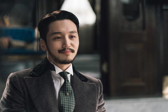 Actor Byun Yo-han transformed into a free-spirited but dim, Modern Brain Sedan Kim Hee-sung.TVNs new Saturday drama Mr. Shene, which is scheduled to air on July 7, will be broadcast on July 7 (played by Kim Eun-sook/directed by Lee Eung-bok / produced by Hua-dam Pictures,Studio Dragon) is a drama about what happens when a boy who boarded a warship and fell into the United States of America during the United States Expedition to Korea (1871) returns to his country, Joseon, where he abandoned himself as a United States of America soldier.Byun Yo-han will play Kim Hee-sung, the married person of Go Ae-shin (Kim Tae-ri), who has been studying in Japan for 10 years and entered Joseon for marriage in Mr. Sun-sin.In the drama, Kim Hee-sung has a dislike for his grandfather, who is known to be nasty, and his father, who is known to be cowardly.He is a self-proclaimed philanthropist and a tatty playboy, and unhappily emanates from the aspect of Modern Brain Sedan, which is affectionate, fun, rich and handsome, and all-in-one.In this regard, Byun Yo-han, who returned to the CRT about two years and four months after the SBS drama Kwon Ryong I Narsa, made an extraordinary transformation with sophisticated sideburns, luxurious costumes and dandy smiles.In the drama, Kim Hee-sung is wearing a new moo, a coat, and a red tie, and is smiling with a white bouquet.On the other hand, Kim Hee-sung seems to be in trouble with his eyes in excellent eyes, and he is raising his curiosity by revealing the faint aspect of tears in his eyes.Above all, Byun Yo-han has been greeting the staff with a bright smile and a loud voice since the first shooting, and has raised the atmosphere of the scene.In the middle of the shooting, he is joking or talking with a unique cheerful personality, and he is releasing the atmosphere of the heavy scene.In addition, Byun Yo-han is surprised by the production team by turning to Kim Hee-sung, a lukewarm and free-spirited room pen, when the camera light is turned on.It is 100% operating a solid acting power and completing its own Kim Hee Sung character.Byun Yo-han, who has been in control of Chungmuro ​​and has become a powerful acting actor, is drawing attention to what kind of impression and resonance will be delivered to the house theater.Byun Yo-han will show an extraordinary transformation of acting as Kim Hee-sung, who is worried about his unwanted life in Mr. Shine, the production company said. I want you to expect the performance of Kim Hee-sung, who has a free and extraordinary passion in Joseon, in the end of the changing Korean language.Park Su-in