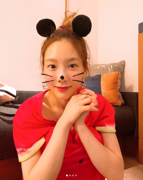 Group Girls Generation member Taeyeon has turned into a cute Mickey Mouse.Taeyeon posted a picture on his instagram on June 20 with an article entitled Now Im just going to grow a beard because its annoying to put on a filter.The photo shows Taeyeon with a beard made up with a mobile phone application; Taeyeon added a cute charm by plugging in a Mickey Mouse hairpin.Taeyeons Chapssal-tteok-like skin reminds me of the first face of his debut.The fans who responded to the photos responded such as It is completely cute, The beard looks so good, Who is this cute person and so on.delay stock
