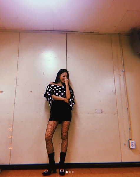 Singer Yubin, a former group Wonder Girls, has released the secret of the eighth-class photo shoot.Yubin posted a picture on his instagram on June 19 with an article entitled Our Ari Ari who is going to take a pretty picture.In the photo, Yubin, who boasts an 8-year-old ratio, is featured.Staffs passion, flattened to the floor to take a pretty picture of Yubin, gives the viewer a laugh; Yubin is embarrassed, covering his face with both hands.Fans who responded to the photos responded that the angle is life, our Yubin sister who shines more in the struggle, extreme job recognition. It is so cute.delay stock