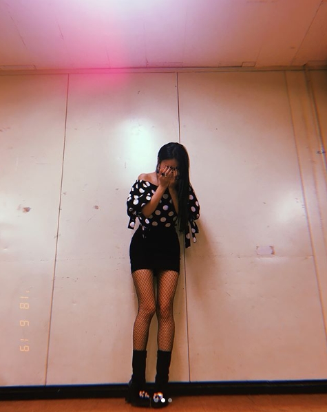 Singer Yubin, a former group Wonder Girls, has released the secret of the eighth-class photo shoot.Yubin posted a picture on his instagram on June 19 with an article entitled Our Ari Ari who is going to take a pretty picture.In the photo, Yubin, who boasts an 8-year-old ratio, is featured.Staffs passion, flattened to the floor to take a pretty picture of Yubin, gives the viewer a laugh; Yubin is embarrassed, covering his face with both hands.Fans who responded to the photos responded that the angle is life, our Yubin sister who shines more in the struggle, extreme job recognition. It is so cute.delay stock