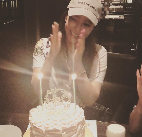 Kim Hee-sun has released a photo of his birthday party.Actor Kim Hee-sun posted a photo on his instagram on June 20 with an article entitled Thank you, sisters, friends, younger sister, an unfinished birthday.The photo shows Kim Hee-sun clapping in front of the cake; Kim Hee-suns beautiful looks, which shine even in natural dress, stand out.kim myeong-mi