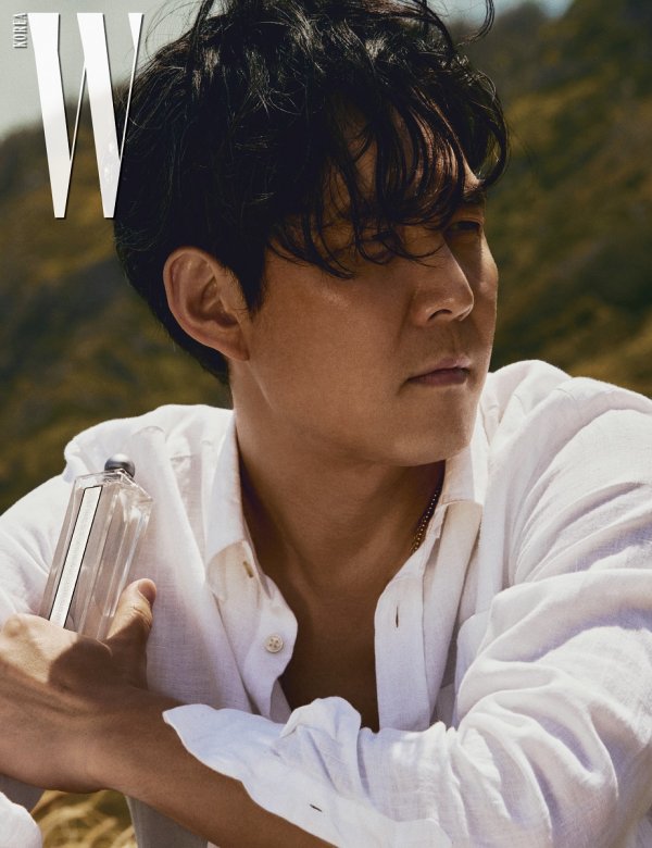 Actor Jung Woo-sung Lee Jung-jae Ha Jung-woos summer picture was released.On the 20th, fashion magazine W. Korea released a summer picture with the national men Actor Jung Woo-sung, Lee Jung-jae and Ha Jung-woo.Jung Woo-sung, Lee Jung-jae, and Ha Jung-woo in the public picture are simple but stylish resort look and reminiscent of a scene of AD.Simple yet unique patterns, colorful shorts and polo T-shirts, complete the look of the rest of the holiday, and boasted a unique aura.Jung Woo-sung captivated the woman by showing perfect fit and visual, and Ha Jung-woo was impressed with his unique chic yet masculine pose and facial expression.Lee Jung-jae also caught his eye with intense yet soft eyes and revealed his unique presence.He completed his luxurious atmosphere with a white shirt with a bronze skin.PhotosW.Korea