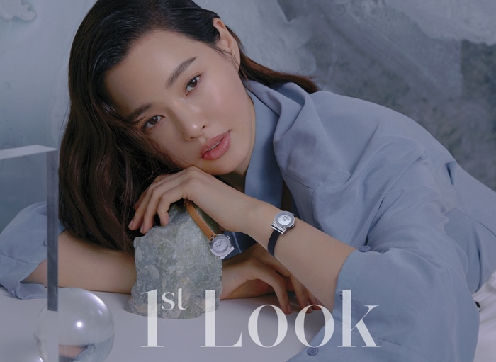 Actor Lee Ha-nui is healthy and has emanated a more beautiful charm.Magazine First Look released a cover of the June issue with Lee Ha-nui.Lee Ha-nui in the picture conveys the Shining skin result, solid Bodie line, and deeper beauty than ever.His effort to maintain beauty through steady workout and management is a Shining moment, with a solid shoulder line and backless dress also showing off his sullen Bodie line.This picture, with luxury watch brand Ferragamo Timepiece, suggests a guide to implement a gentle and elegant watch styling in the middle of the summer.Oversize jackets, backless dresses, off-shoulder tops, styling for TPOs, and tips to use watches like accessories.More stories by Lee Ha-nui can be found on the 1st Look magazine, which is published on the 22nd.Photos/Photos/Purstruk