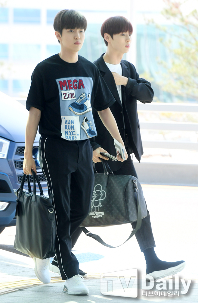 Boy group Wanna One Kim Jae-hwan Hwang Min-hyun is leaving for the United States through Incheon International Airport on the afternoon of the 20th to attend the World Tour Wanna One World Tour (Wanna One World Tour One: The World).Wanna One departure