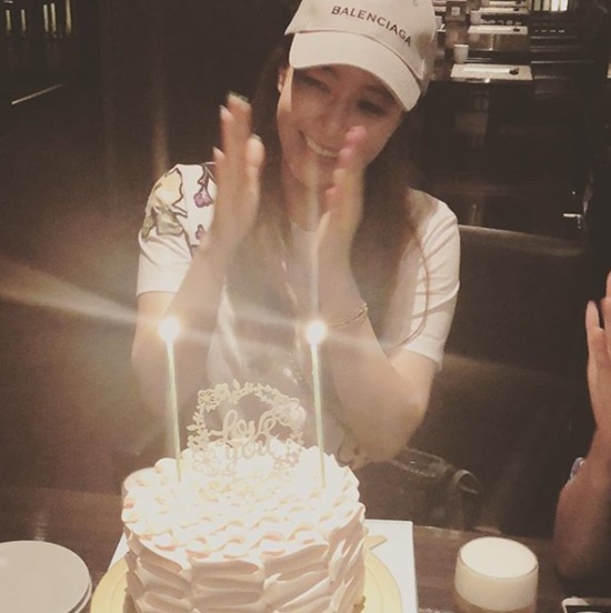 Actor Kim Hee-sun has released a photo of his birthday party.Kim Hee-sun posted a picture on his 20th day with an article entitled Thank you, sisters, friends, younger sister. Unending birthday.In the photo, Kim Hee-sun is clapping in front of the cake, and his face is covered with a hat, but Kim Hee-suns beautiful beauty attracts attention.Kim Hee-sun appeared on the Olive Talkmon which ended in April.Photo: Kim Hee-sun SNS