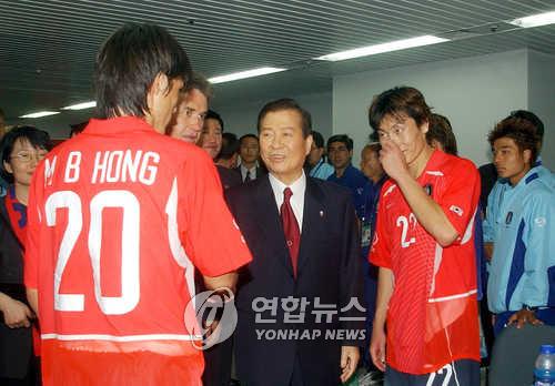김대중 전 대통령이 한일 월드컵 폴란드전 승리 후 라커룸을 찾아 격려하는 장면 [연합뉴스 자료 사진]