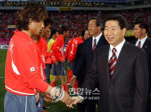노무현 대통령, 축구 국가대표 격려 노무현 대통령이 16일 오후 서울 상암경기장에서 열린 한.일축구 국가대표 경기에 앞서 한국 국가대표들을 악수로 격려하고 있다./박일/정치/ 2003.4.16  (서울=연합뉴스)