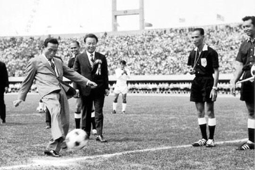 박정희 전 대통령이 1971년 제1회 박대통령컵 쟁탈 아시아 축구대회 시축 장면 [대한축구협회 제공=연합뉴스]