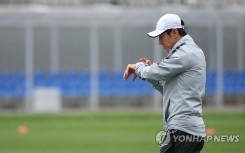 [월드컵] 시계 보는 신태용 감독 (상트페테르부르크=연합뉴스) 김인철 기자 = 신태용 축구대표팀 감독이 19일(현지시간) 러시아 상트페테르부르크 로모노소프 스파르타크 훈련장에서 시계를 보고 있다. 2018.6.19 yatoya@yna.co.kr