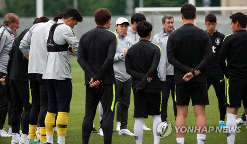[월드컵] 신태용 '다시 해보자' (상트페테르부르크=연합뉴스) 김인철 기자 = 신태용 축구대표팀 감독이 19일(현지시간) 러시아 상트페테르부르크 로모노소프 스파르타크 훈련장에서 열린 공식 훈련에서 선수들과 대화하고 있다. 2018.6.19 yatoya@yna.co.kr