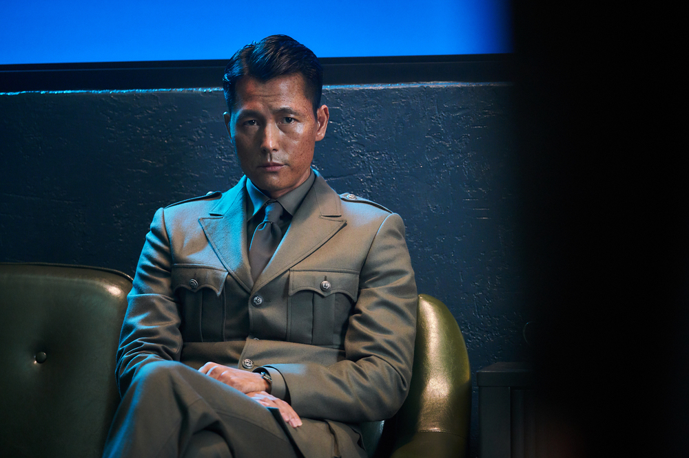 Actor Jung Woo-sung showed off his Variety charm.The movie Illang: The Wolf Brigade released the character steel of Jung Woo-sung, the training director who is trying to protect the special squad, on June 21.Illang: The Wolf Brigade is a work that depicts the activities of the human weapon Illang: The Wolf Brigade, which is called the wolves in a breathtaking confrontation between the police organization special forces and the intelligence agency public security department, in 2029, when anti-unification terrorist groups emerged after the two Koreas declared a five-year plan for unification.North Korean soldiers who came to the South of the recent movie Steel Rain, Detective Asura, and Prosecutor The King. Jung Woo-sung, who is showing his best characters with long-remembered characters.In his first work with Kim Jee-woon director, The Good, the Bad, the Weird, he stole the hearts of both male and female audiences leaving a scene that only Jung Woo-sung could do. He reunited with Kim Jee-woon director Illang: The Wolf Brigade Im going to show you a leap forward.Jang Jin-tae, played by Jung Woo-sung, is a spiritual landlord and unemployed leader who creates and leads the identity as a special team member while in charge of training of the new police organization special team in 2029, ahead of the unification of the two Koreas.He is a person with confidence in the reason, value, and meaning of the special zone, and is also a party to the power struggle to defend the special zone against the conspiracy of the public security department to destroy the special zone.In this work, Jung Woo-sung has a heavy presence as a leader, a meticulousness to formulate strategies and execute operations, a dignity in a profound voice, and an action at the moment of action.Even in the quiet, it leaves a strong impression with a powerful and Variety figure.Jung Woo-sung expressed his affection for the film and reuniting with director Kim Jee-woon, saying, I am glad to be able to be together through Illang: The Wolf Brigade, which is well colored by the film that the director wants to pursue after The Good, the Bad, the Weird.Kim Jee-woon said, Jung Woo-sung seems to have shown a perfect character that reveals weight and presence while showing the performance of the spirit and the spirit through Illang: The Wolf Brigade.bak-beauty