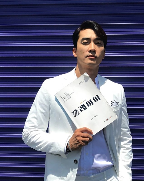 Actor Song Seung-heon has released a script-certified photo.Song Seung-heon posted three photos on his instagram on June 21 with a sunshine emoticon.Inside the picture is a picture of Song Seung-heon holding the OCN new drama The Player script.Song Seung-heon added a refreshing charm with all-white suits; Song Seung-heons distinct features and angular jawlines make the masculine look even more prominent.The fans who responded to the photos responded such as I look forward to my brother, The Shining Song Actor in the sun, and I have a good day.delay stock
