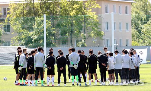 【상트페테르부르크(러시아)=뉴시스】고범준 기자 = 20일(현지시간) 오전 한국 축구대표팀 신태용 감독이 베이스캠프인 러시아 상트페테르부르크 로모노소프 스파르타크 스타디움에서 훈련에 앞서 선수들에게 지시사항을 전달하고 있다.  대한민국 축구 대표팀은 오는 24일 멕시코, 27일 독일과 각각 2,3차전 조별리그를 치른다. 2018.06.20. bjko@newsis.com