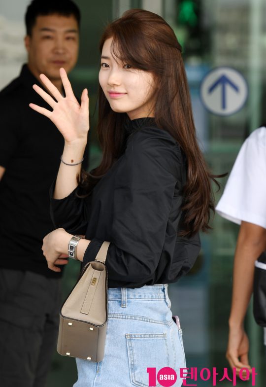 <p>Actor Bae Suzy is leaving Bangkok via Incheon International Airport to attend the Love Without Love (Live at Summer Vacation / 08 on the 22nd afternoon.</p>
