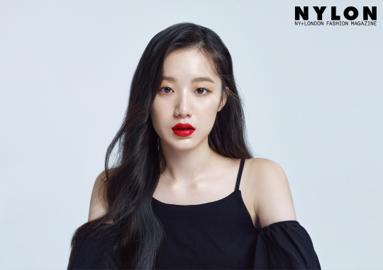 Fashion magazine nylon has released a July issue Beauty picture with Shuhwa, Minnie and So-yeon of the group Children who have emerged as a super rookie of the music industry.Of the six members of Children who reserved the Next K-POP Star with excellent singing ability and intense performance, Shuhwa, Minnie and So-yeon produced three beauty look of different moods with make-up items of the beauty brand Ipken.Shoe, which produced a fascinating atmosphere with a light bright RED lip on a glossy satin glow base, Minnie, who painted her eyes and lips in a lovely pink lavender color, and Girl Crush So-yeon, which features a matching black cats eye and sophisticated RED lip, caught the eye with another feminine and alluring charm from the stage.Shoe, Minnie, and So-yeon, who created a wonderful visual with various facial expressions and poses in front of the camera, showed the scene of the beautiful girl group Make up like a doll.With his debut, the children who have received the music industry by sweeping the top of various music charts are continuing their active activities with the album I am containing the title song LATATA.Beauty pictorials from Shuhua, Minnie and So-yeon can be found in the July issue of nylon Korea and through SNS (Instagram, Facebook).