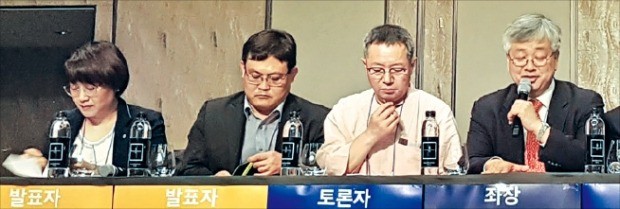 부동산114는 21일 ‘부동산시장 진단과 전망’ 포럼을 열었다. 김덕례 주택산업연구원 주택정책실장(왼쪽부터), 주원 현대경제연구원 경제연구실장, 남상오 주거복지연대 상임대표, 심교언 건국대 부동산학과 교수 등이 국내 부동산 시장 향배를 놓고 토론을 벌였다. /전형진 기자 withmold@hankyung.com