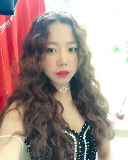 With the comeback of girl group Apink approaching, member Kim Nam-joo announced the latest situation.Kim Nam-joo posted a short video on Instagram on Monday, writing No #1, Hatu and adding: No 1 is the title of a new song Apink will be showing.In the video, Kim Nam-joo in a colorful dress closes up a heart-shaped sparkling choker and reveals his affection for fans.Netizens responded such as My sister concept photo is so beautiful.Apink will return to her mini-7 album ONE & SIX on July 2. The title song is No 1. It is expected that there will be a big change in the existing concept of innocence.