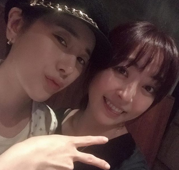 A friendly time between Singer Seo In-young and Shim Eun-Jin has been unveiled.Seo In-young wrote on his Instagram account on June 21, In a long time, my sister and I have joined! A lovely woman. A talented woman.I posted a picture with the article A rip-off.The photo featured a photo of Seo In-young and Shim Eun-Jin, who were taking pictures with their heads in each other, adding a chic charm by wearing a hat.The beauty also captures Eye-catching during the time of Shim Eun-Jin, which is not much different from the old days.The fans who responded to the photos responded such as My sister is so beautiful, I play fun and I am just beautiful.delay stock
